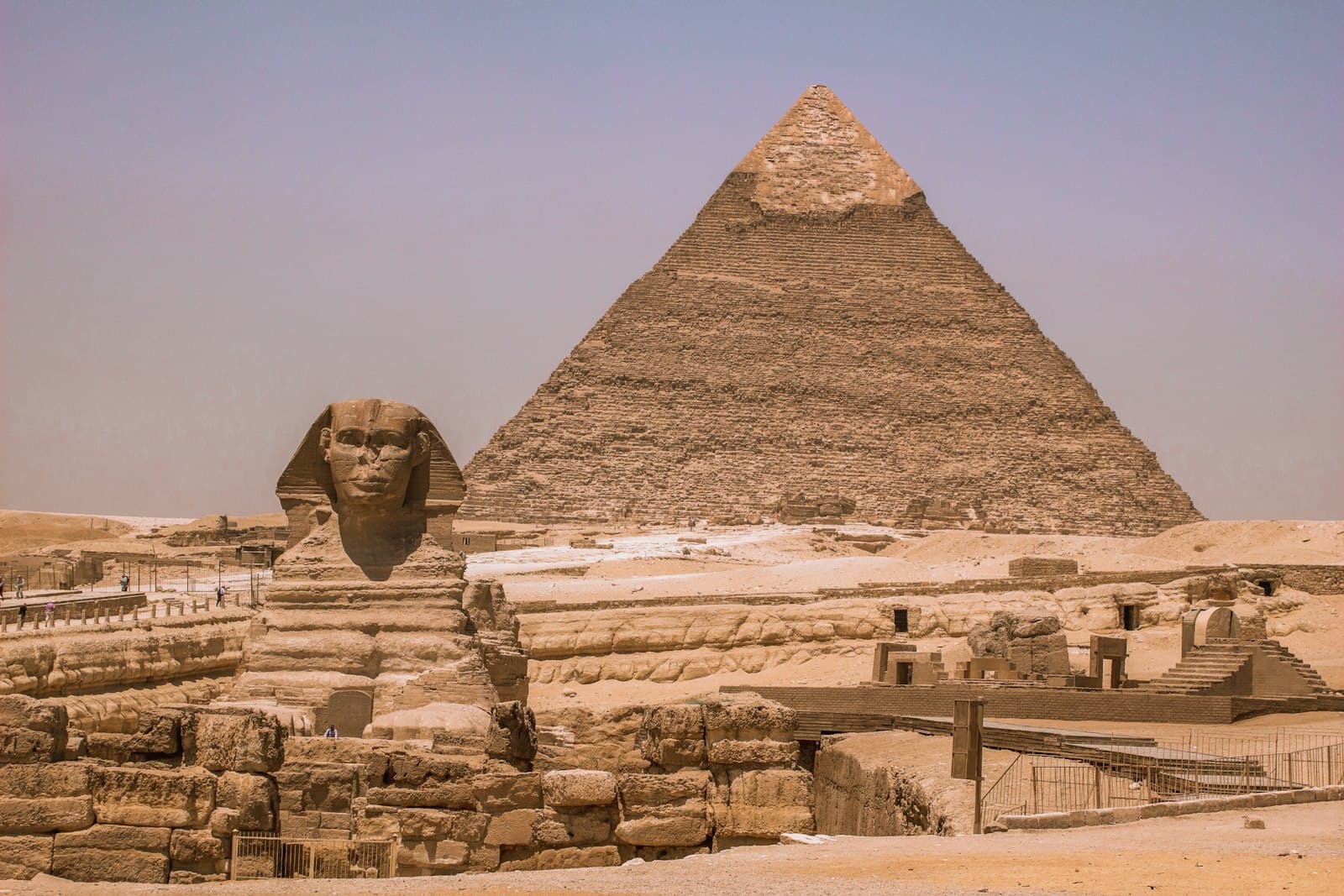 Le Grand Sphinx et une pyramide à Gizeh, près du Caire