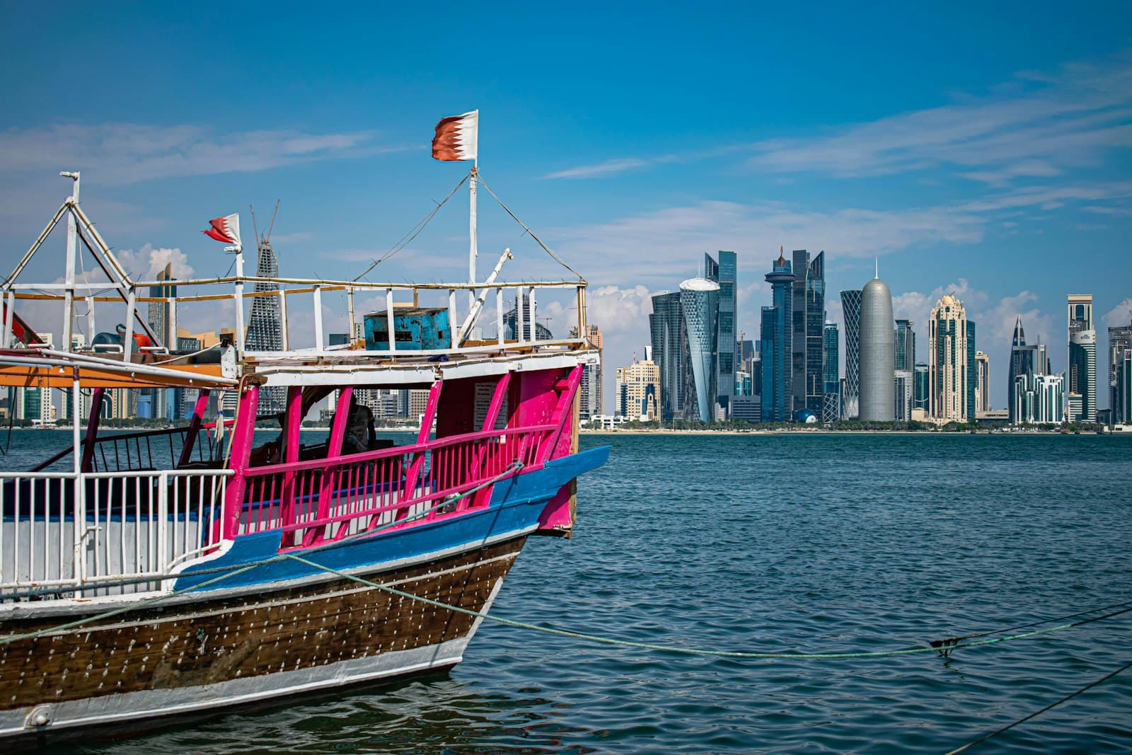 Un boutre traditionnel devant la skyline de Doha