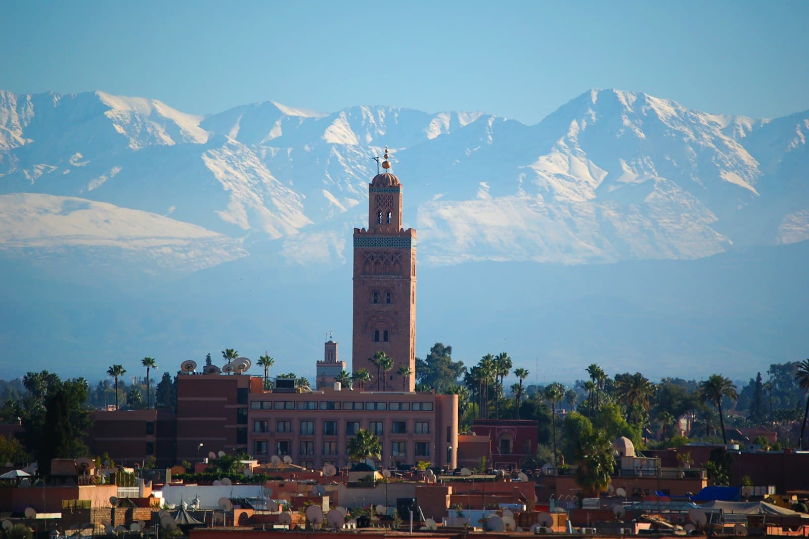 La mosquée Koutoubia avec les sommets enneigés de l’Atlas derrière Marrakech