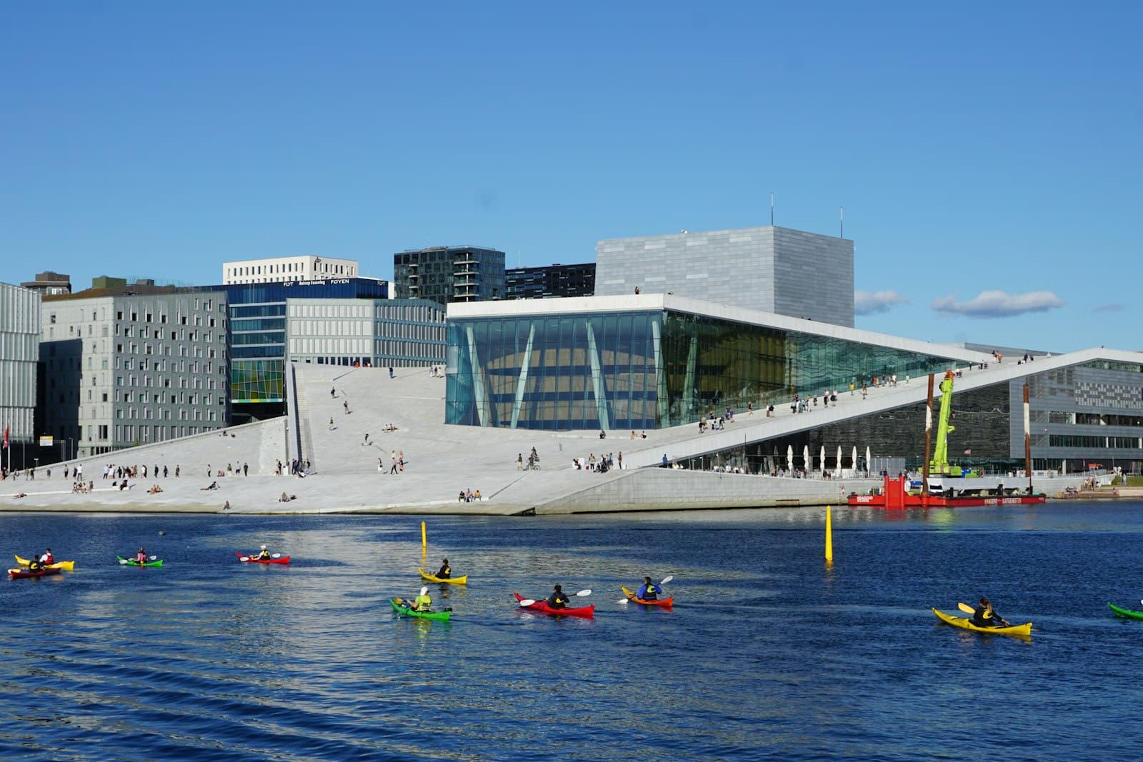 L’Opéra d’Oslo au bord du fjord, avec des kayaks sur l’eau