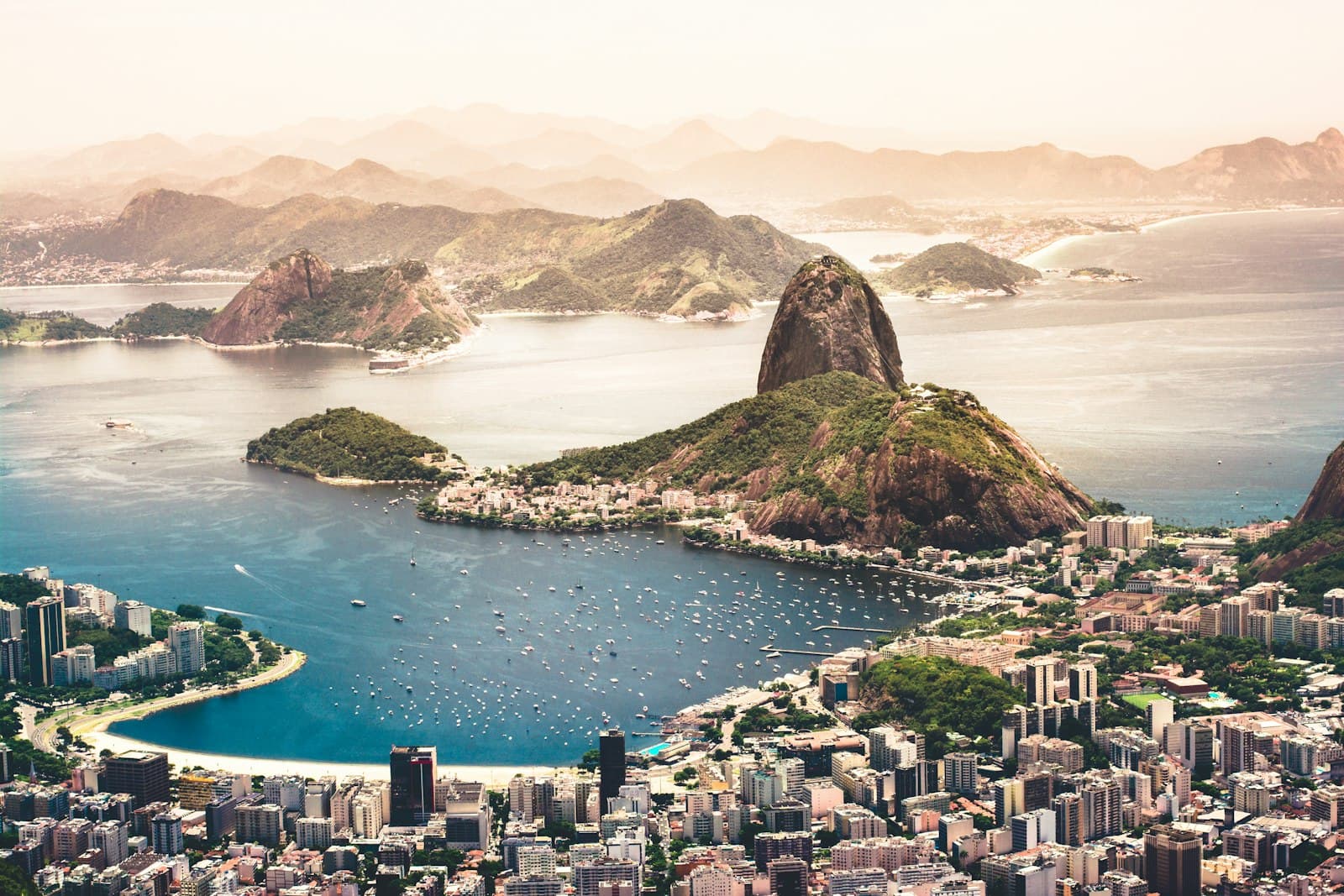 Le Pain de Sucre au-dessus de la baie de Guanabara à Rio de Janeiro