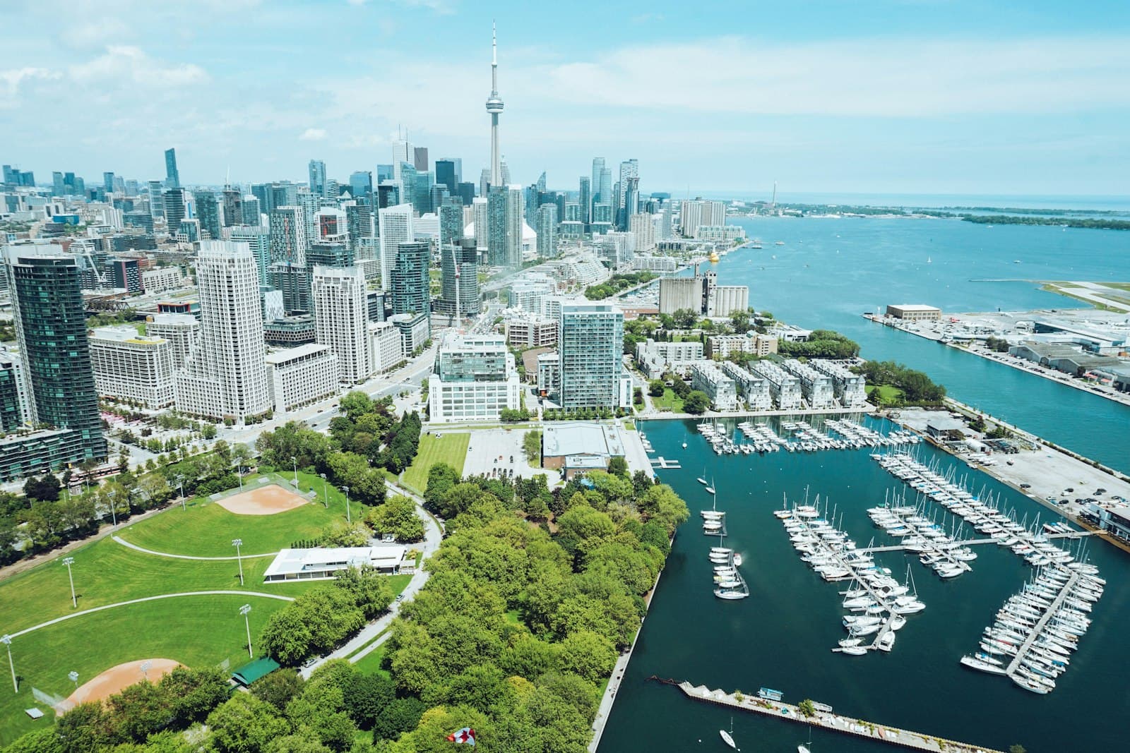 La skyline et le port de Toronto par une journée d’été